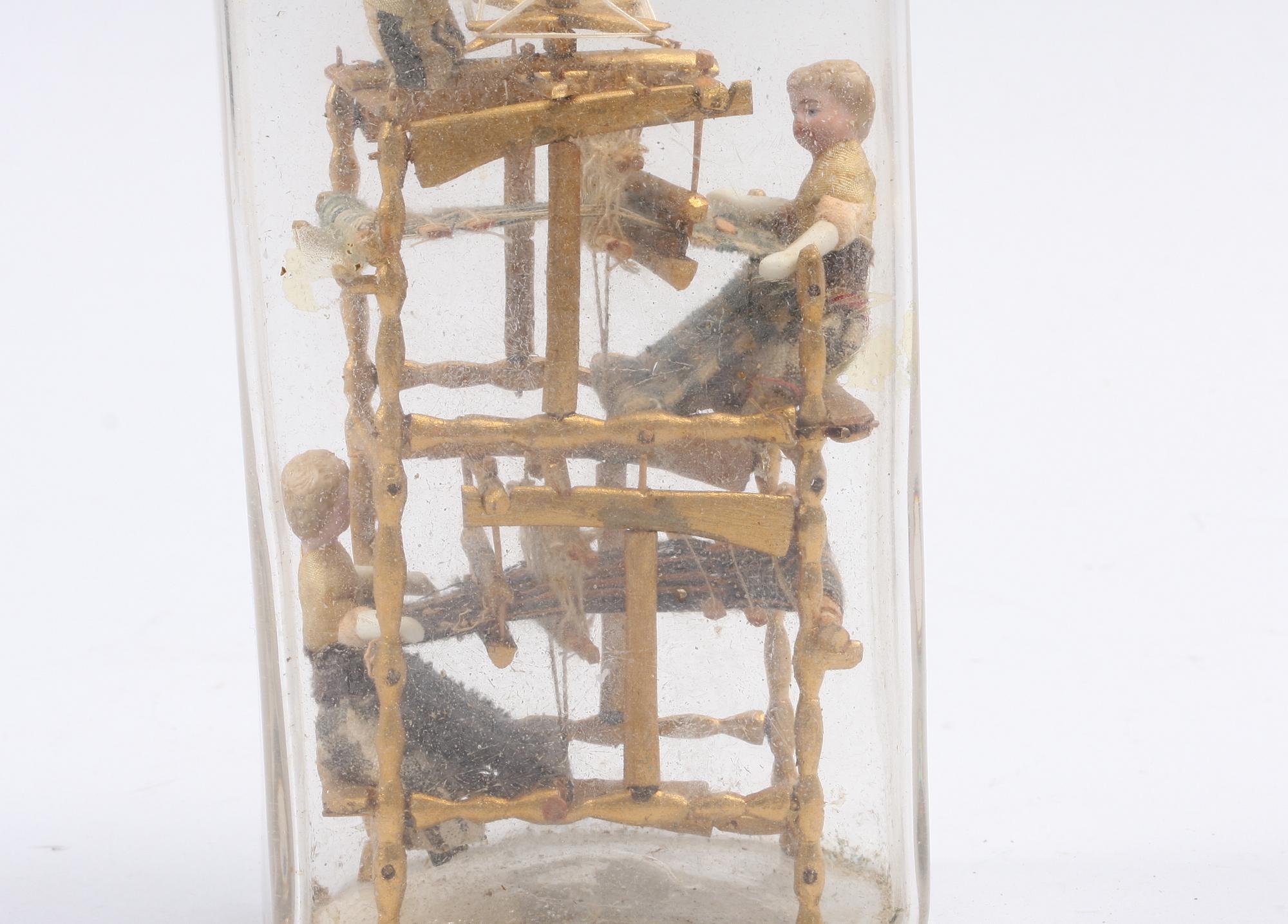 FLASKA MED FIGURINER, glas.