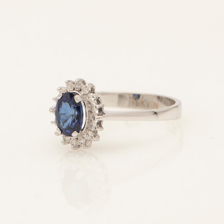 Ring, 18k vitguld med safir och diamanter.