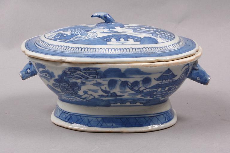SMÖRTERRIN, porslin, Kina, troligen 1800-tal.