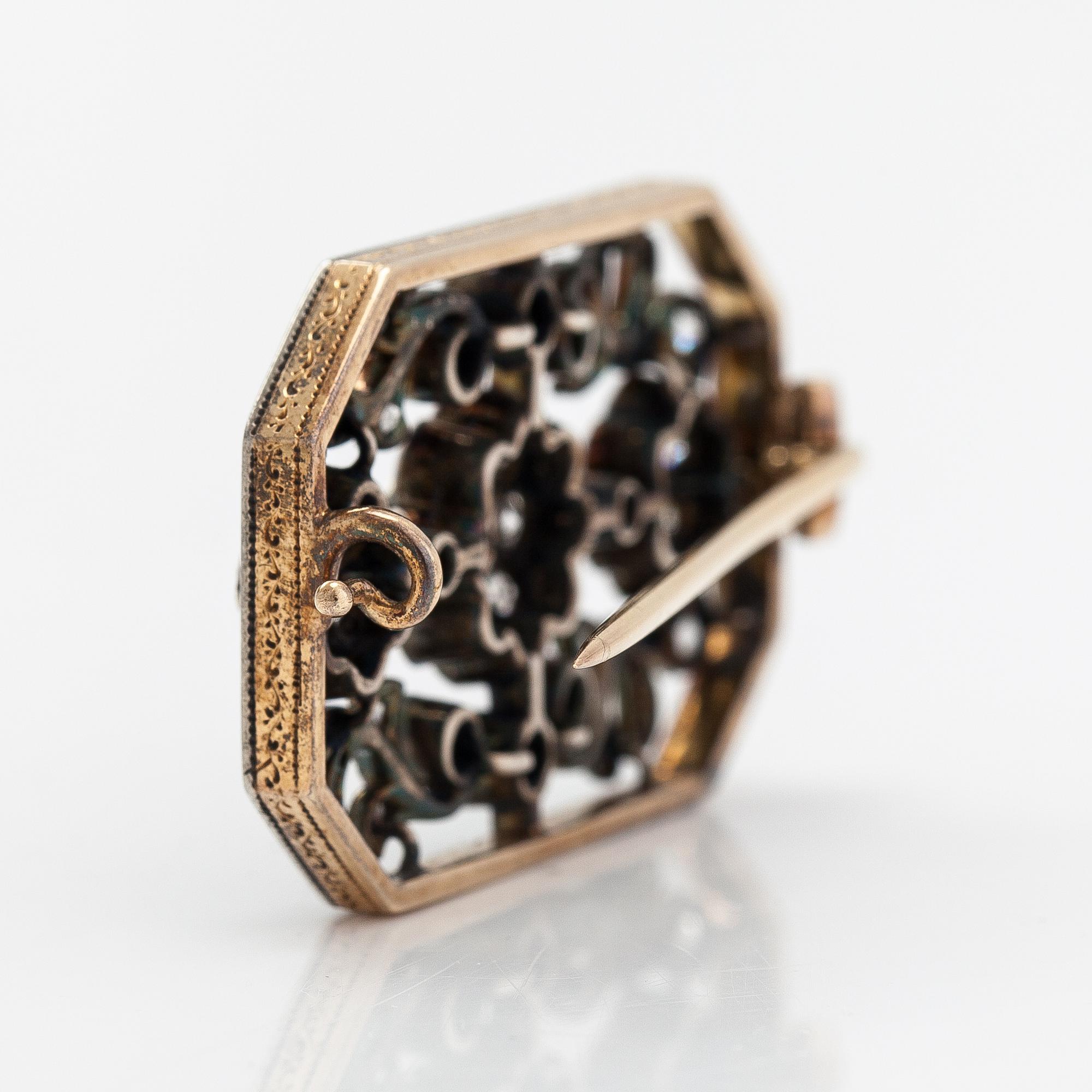 Brosch, 14K guld och gammal- och rosenslipade diamanter ca 4.00 ct totalt. S:t Petersburg 1908-1926.