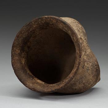 TRIPOD, grått lergods. Neolitisk tid, ca 1500 fkr.