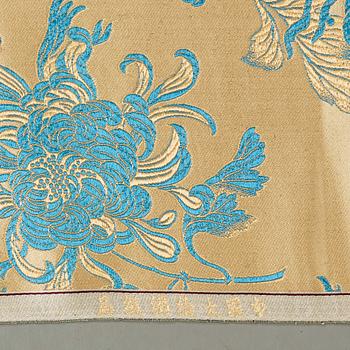 Three Chinese silk fabric rolls. 341,5 x 69 cm, 899 x 68 cm and 1290 x 68,5 cm.