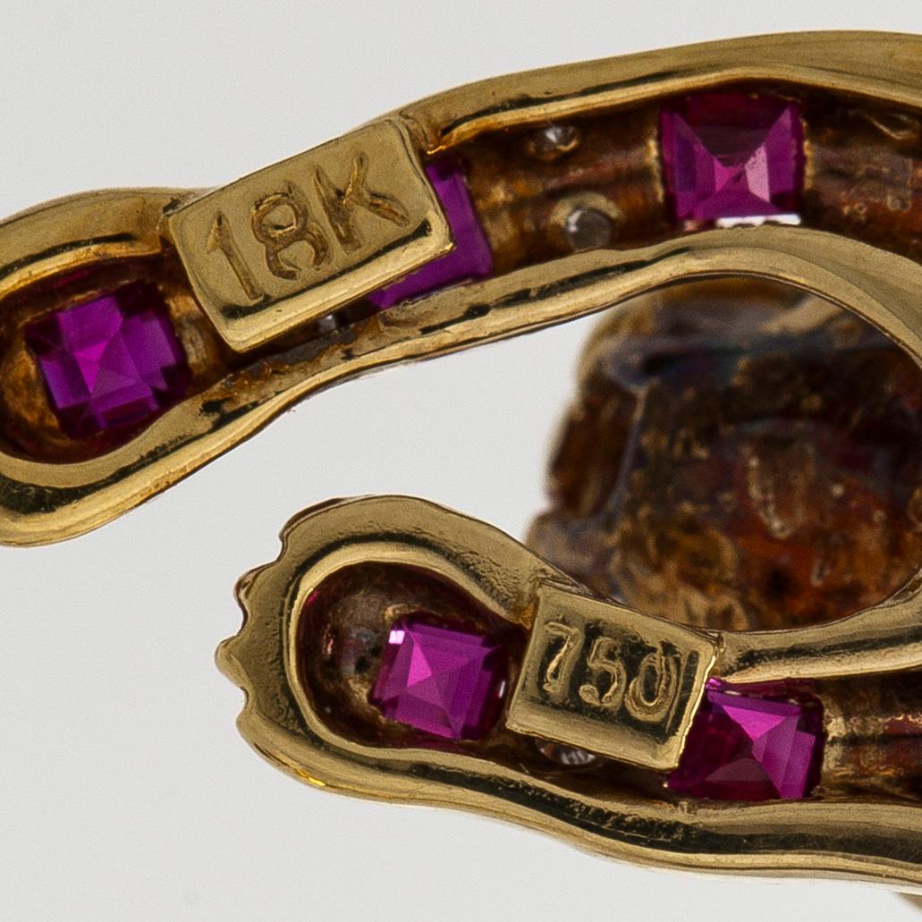 Hänge/brosch, panter, 18K guld, diamanter, rubiner och smaragder.