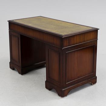 SKRIVBORD med STOL, engelsk stil, 1900-talets fjärde kvartal.