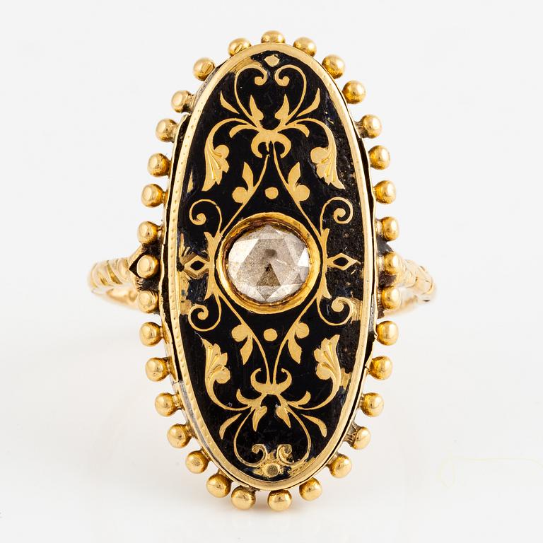 Ring, ovalformad, 18K guld med svart emalj och rosenslipad diamant, 1800-tal.