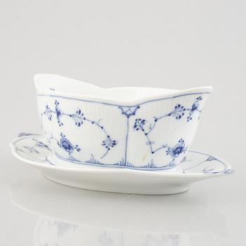A 'Blue Fluted' / 'Musselmalet rifflet' porcelain sauce boat, Royal Copenhagen, model 204, post 1923.