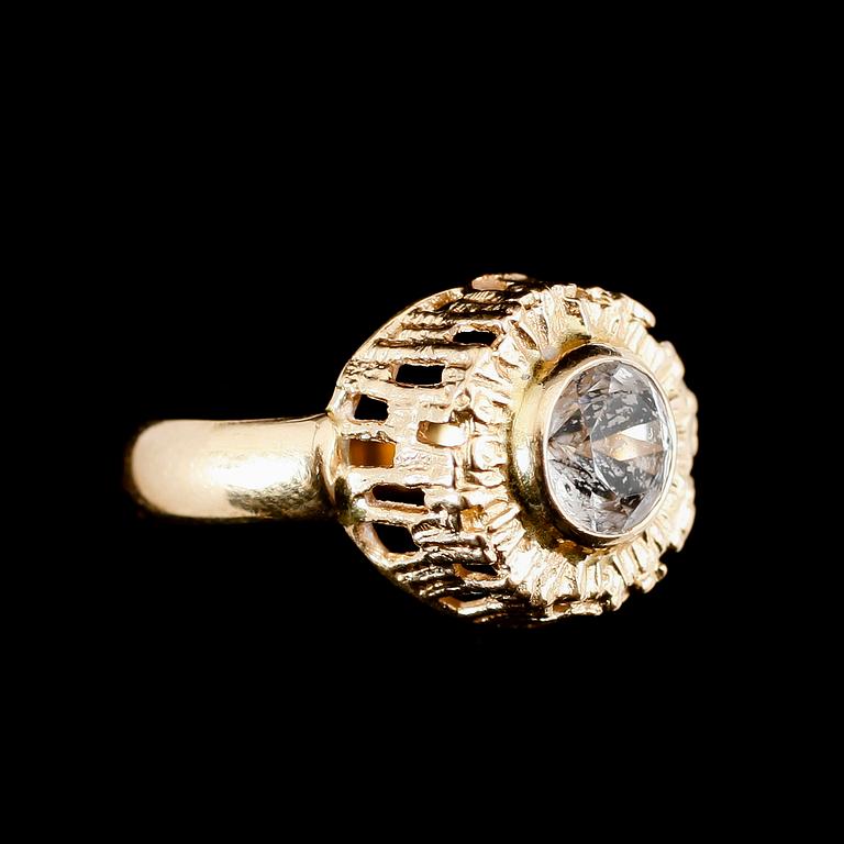 RING, 18 k guld, 1949, med vit sten. Vikt ca 7 gram.