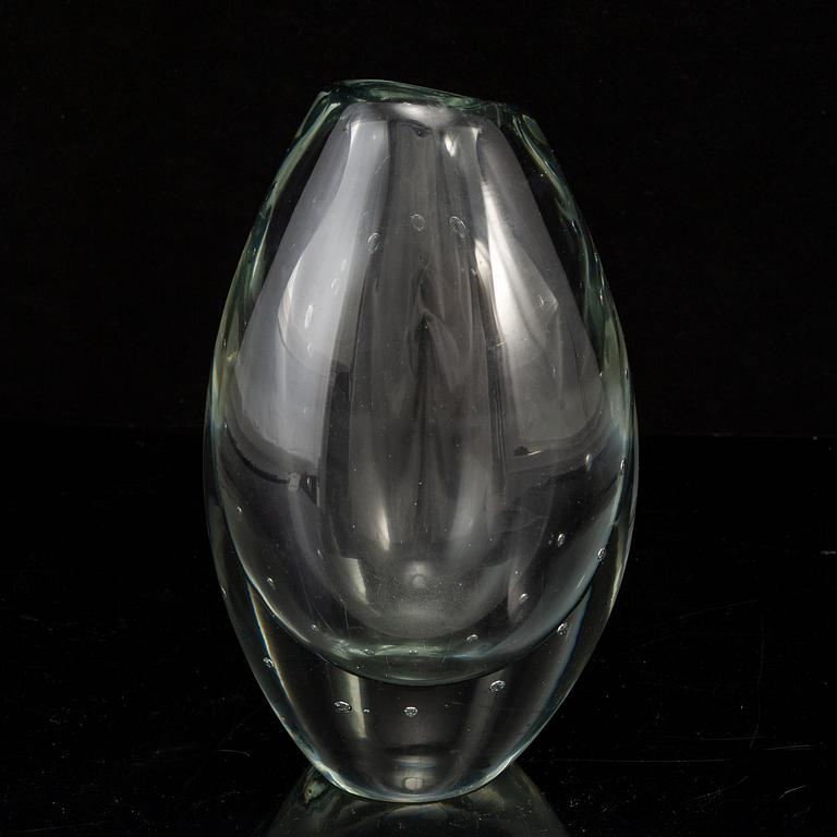 GUNNEL NYMAN, a free blown glass vase, Nuutajärvi Notsjö, Finland 1954.