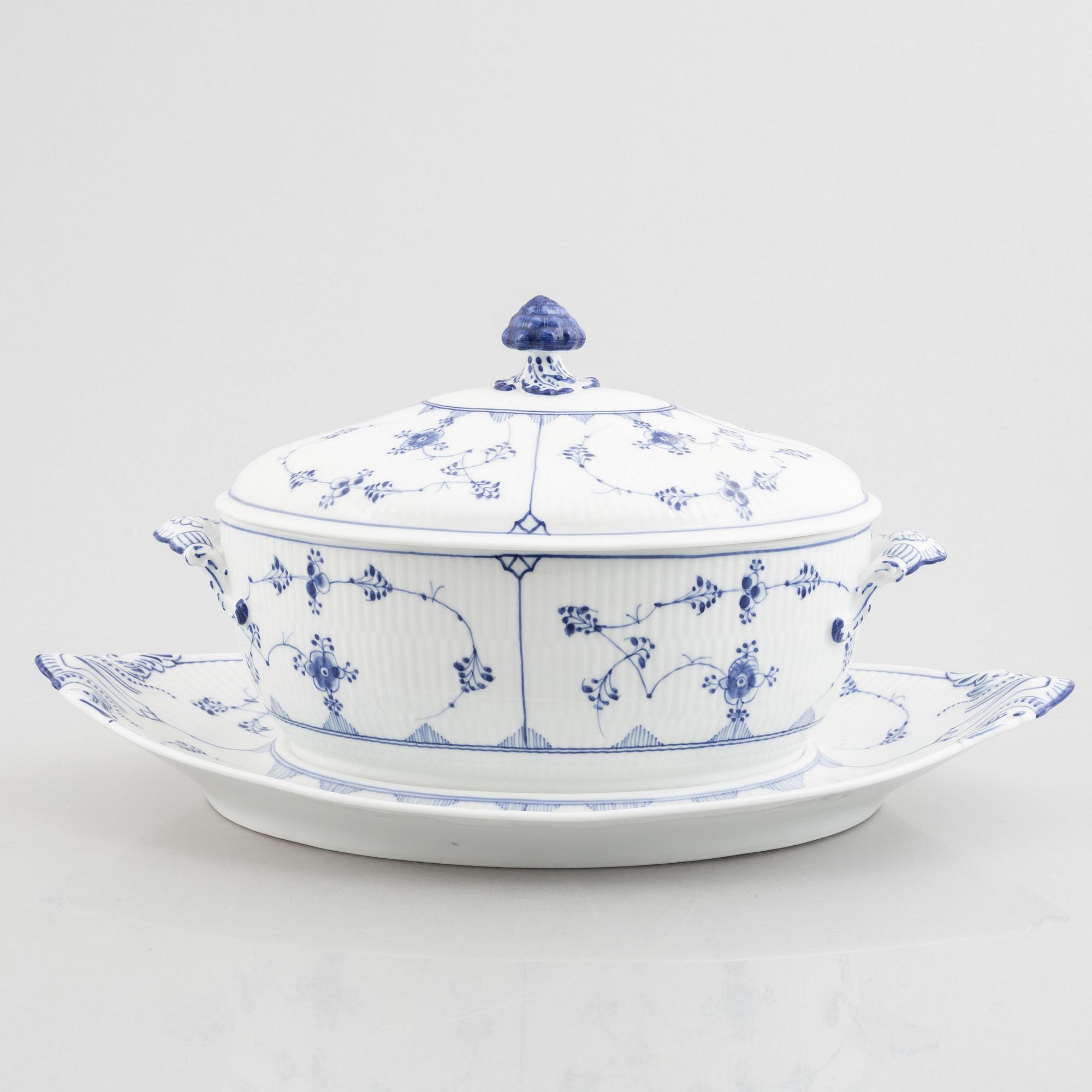 A Royal Copenhagen musselmaalet tureen with cover and stand, plain fluted, 1894-1900. Model 361.