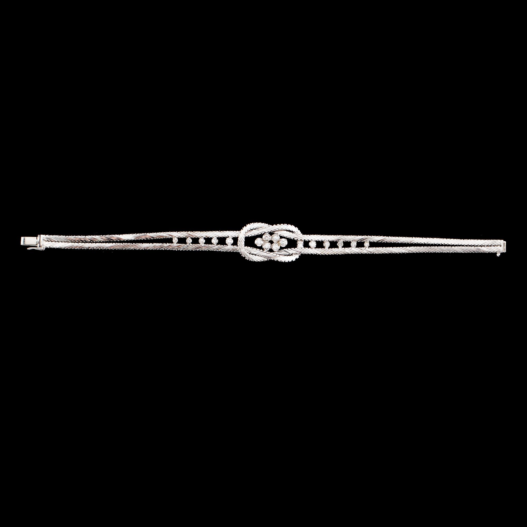 ARMBAND, 18 k vitguld med briljantslipade diamanter. Vikt ca 26 gram.
