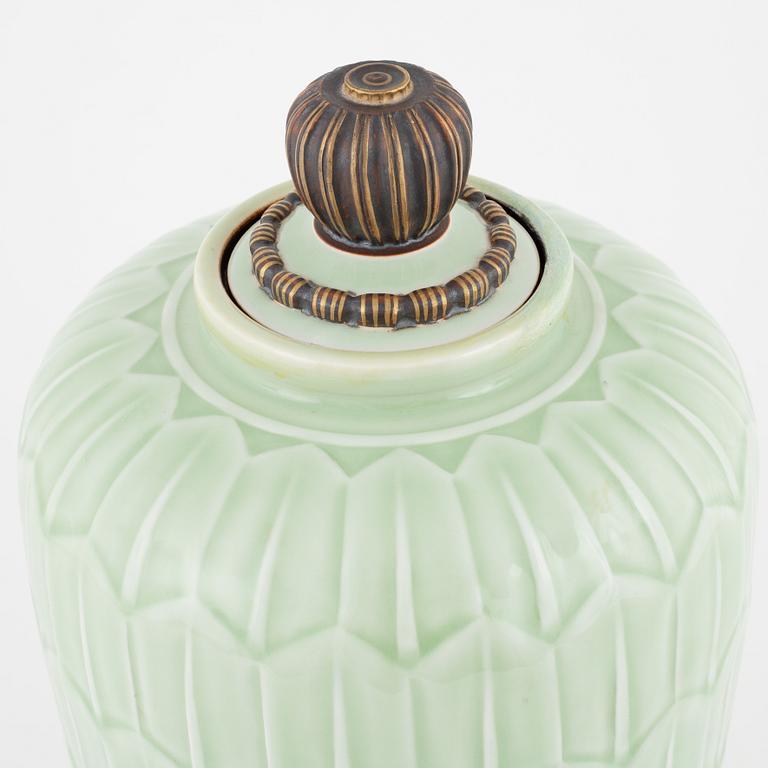 Gunnar Nylund, a porcelain jar with cover, Rörstrand 1930-40s.