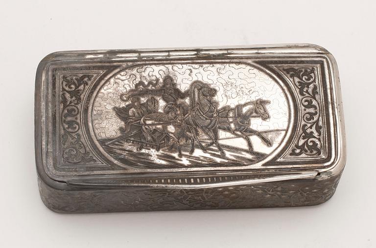 BÄGARE SAMT DOSA. Silver. Ryssland. Tot ca 136 g.