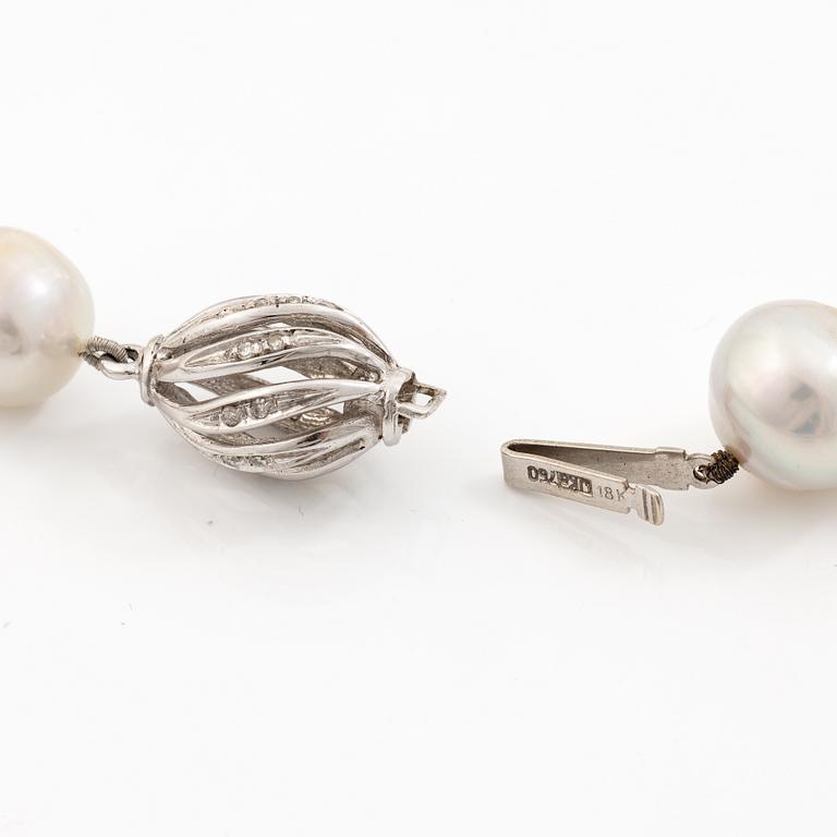 Two pearl necklaces with cultured freshwater pearls, two 18K white gold clasps set with small diamonds.