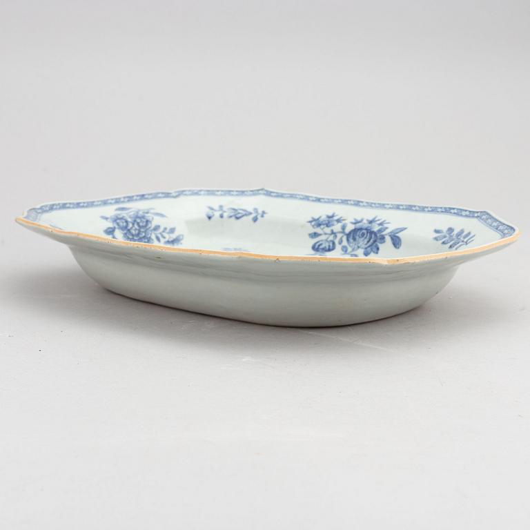 A Chinese blue and white terrine dish or tray, Qing dynasty, Qianlong (1736-1795).