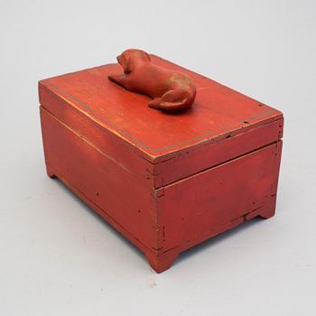 A box and a carved smoking pipe head 19/20th century.