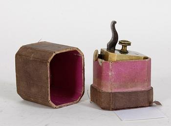 ÅDERLÅTNINGSINSTRUMENT I ETUI, 1800-tal.