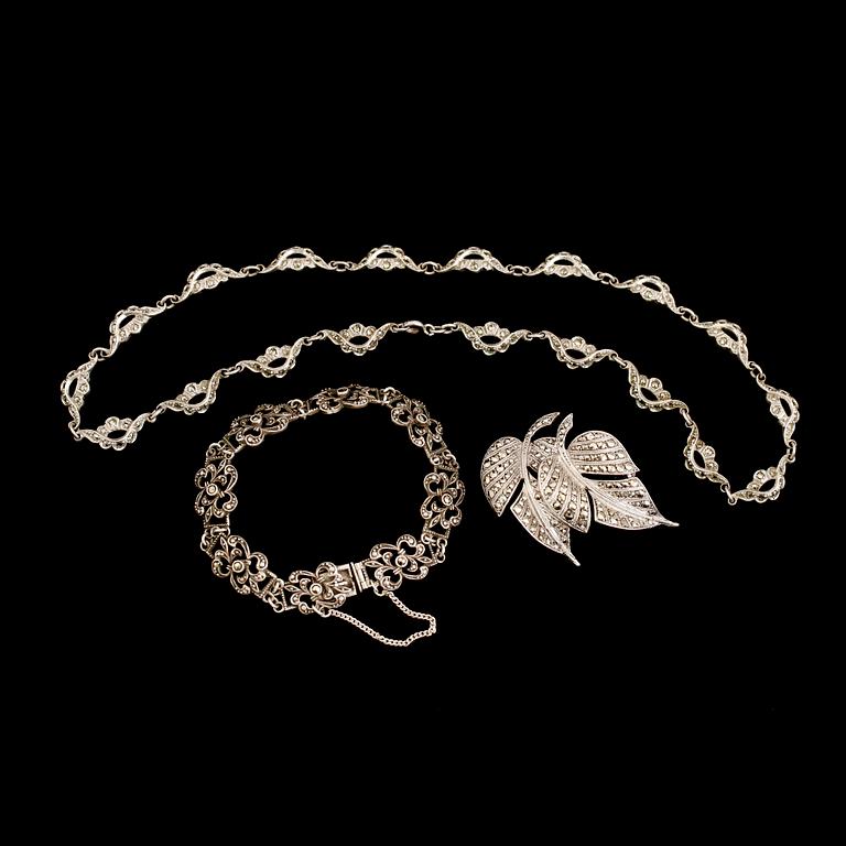 HALSBAND, ARMBAND SAMT BROSCH, silver, 1900-talets mitt. Vikt 52 g.