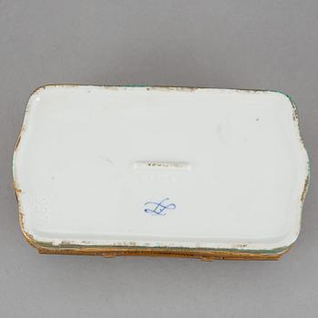 LOCKASKAR 5 stycken, porslin, Sèvres och Sèvres-liknande märke, 1900-tal.