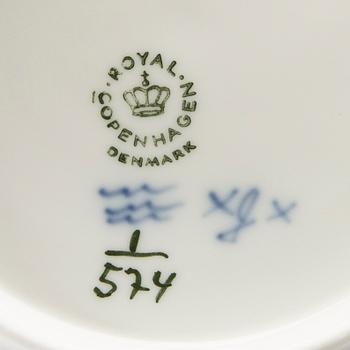 SERVISDELAR, porslin, 59 delar, "Musselmalet, halvblond", Royal Copenhagen.