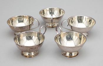 PUNCHMUGGAR, 5 st, silver, Emma Johanssons Guldsmedsaffär, Arvidsjaur, 1939. Total vikt ca 214 g.