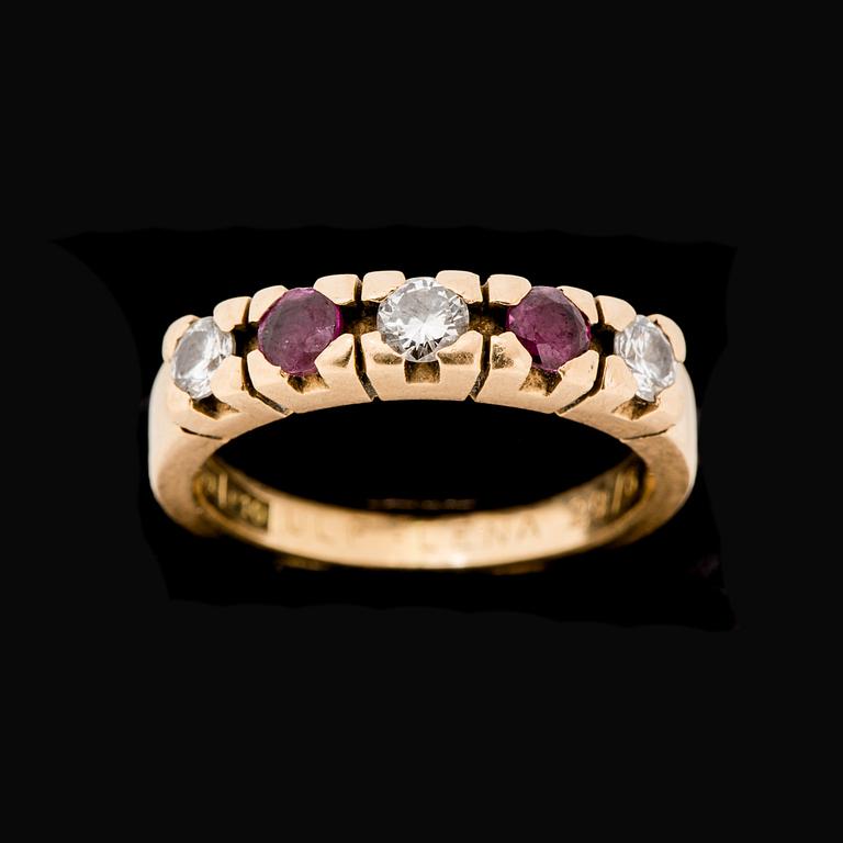 RING, 18k guld med 3 briljantslipade diamanter och 2 röda stenar. 1989. Vikt ca 5 gram.