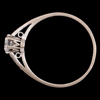 RING, 18 k vitguld, briljantslipade diamanter tot 0.50 ct, H&Å Stockholm 1959. Vikt 3,1 g.