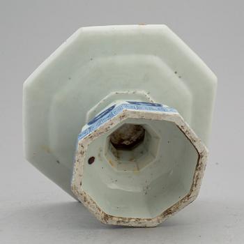 A blue and white footed dish, Qing dynasty, late 19th/early 20th century.