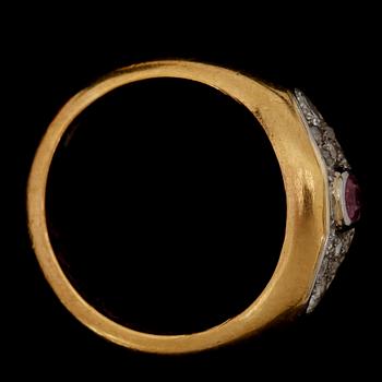 RING, guld 23K, rubin och diamanter, Sverige 1900-talets första hälft. Tot ca  7 gram.