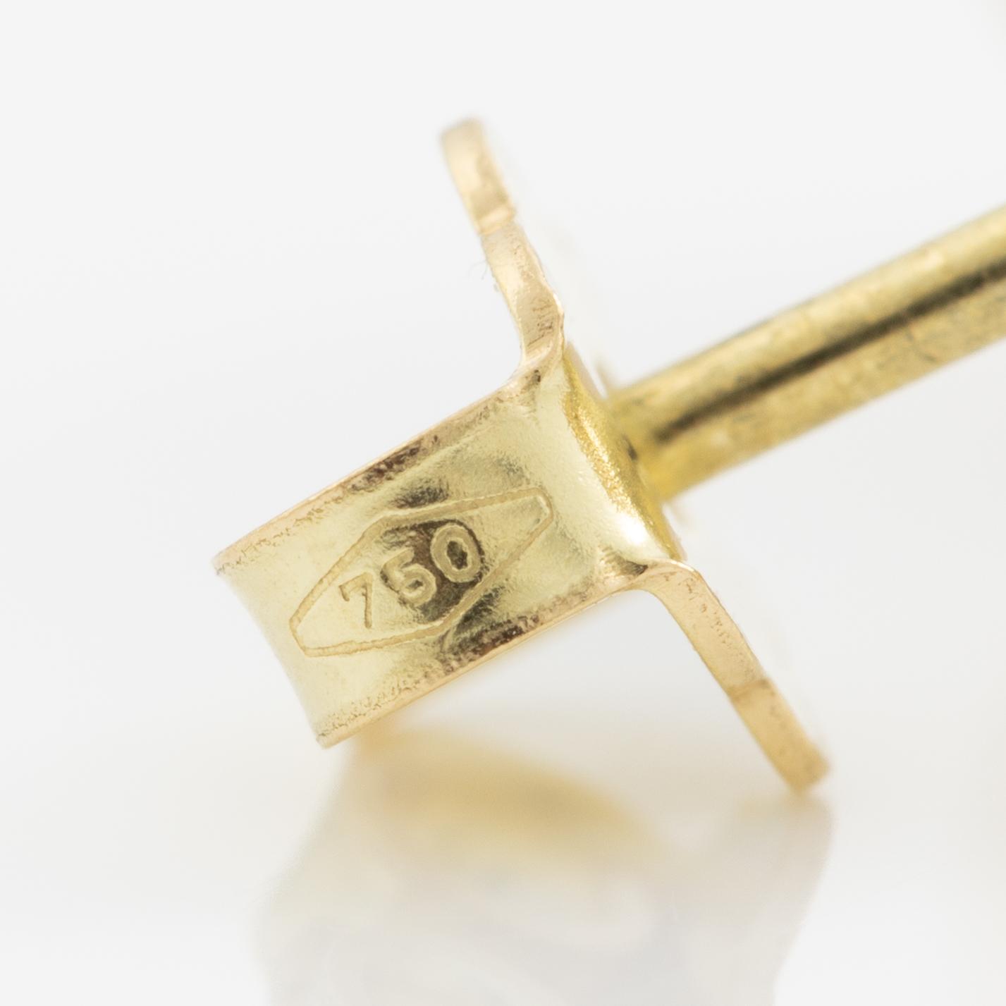 Earrings 18K yellow gold with cultured baroque-shaped freshwater pearls and brilliant-cut diamonds.