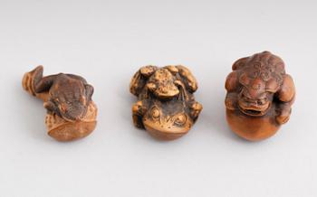 NETSUKES, 3 st, skuret trä, Japan, 2 signerade, Meji (1868-1912).