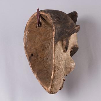 MASK, bemålat trä, Afrika, 1900-talets slut.