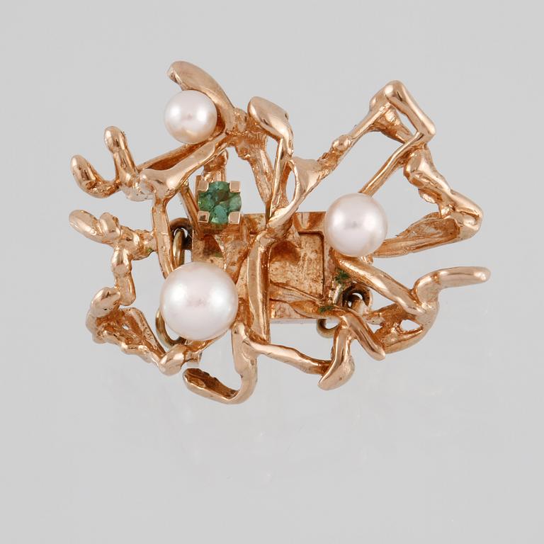 LÅS, 14k guld med  fasettslipad smaragd samt 3 odlade pärlor, Ole Lynggaard. Vikt 9,6 gram.