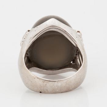 RING  med en stor grå cabochonslipad safir.