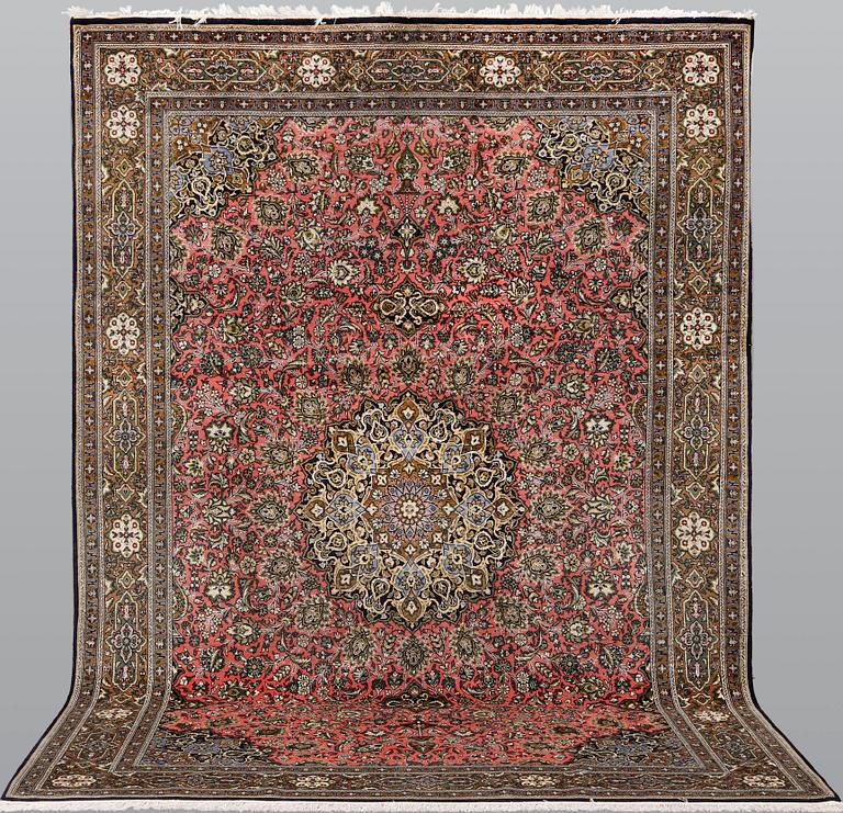 A part silk Qum carpet, ca 297 x 207 cm.