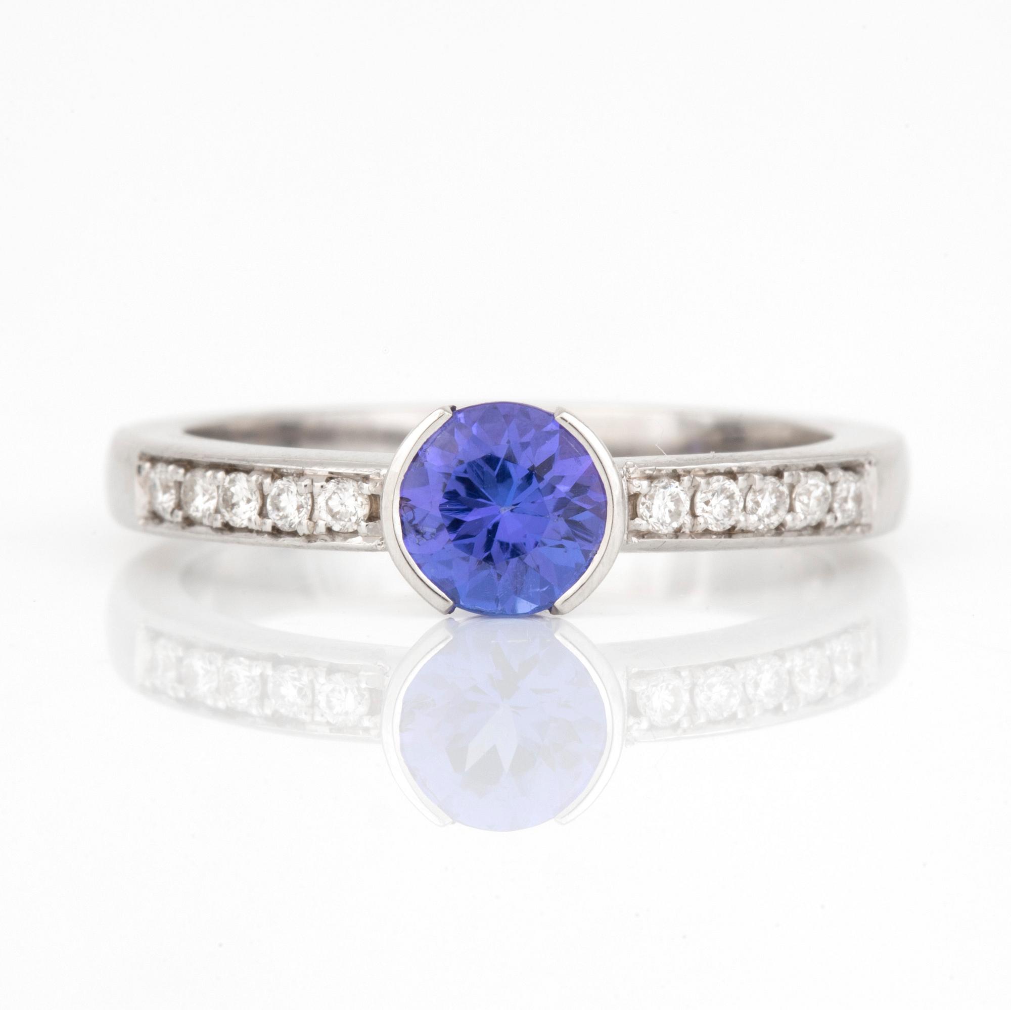 RING med blandslipad tanzanit och diamanter.