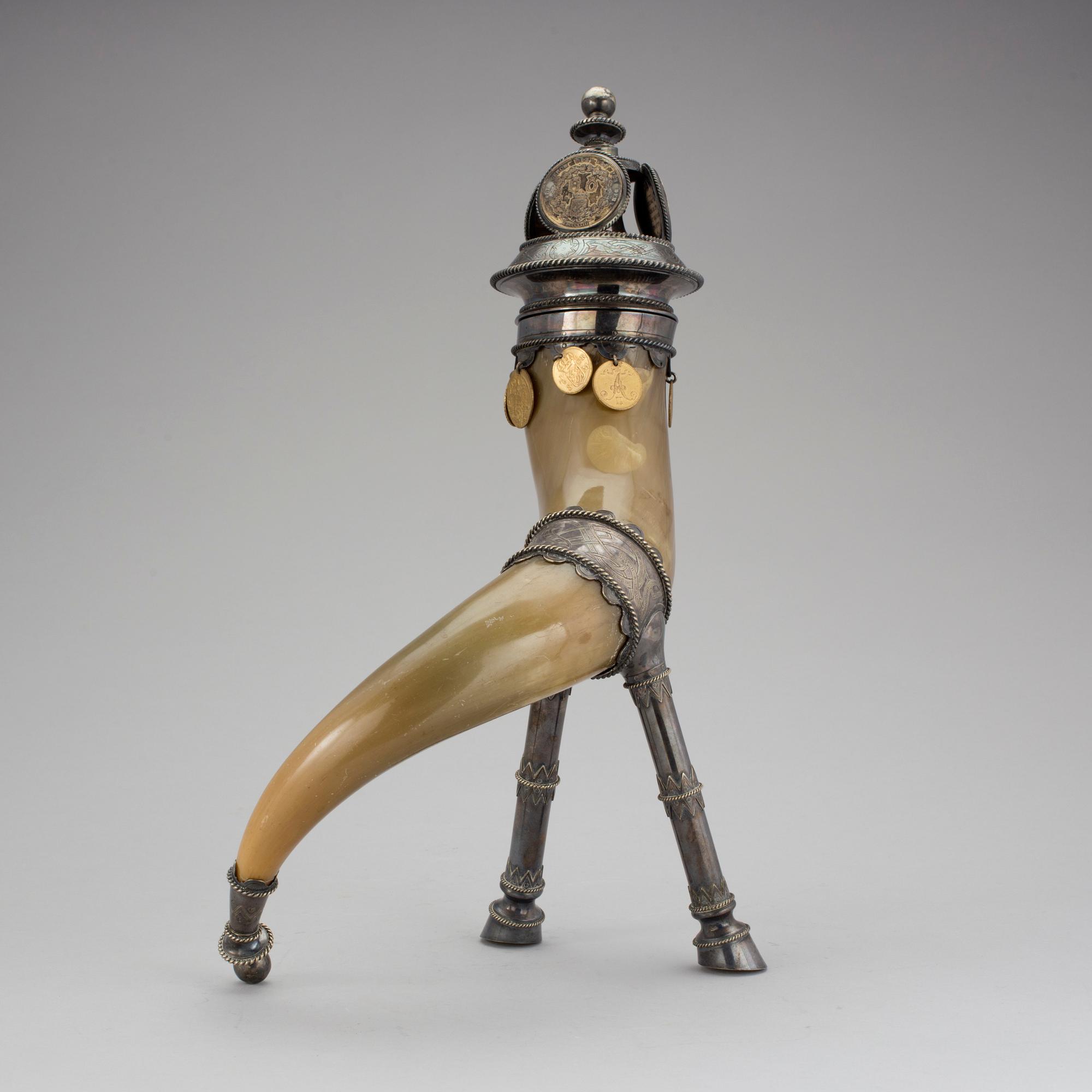 DRYCKESHORN, nysilver, horn, fornnordisk stil, 1800-talets slut.