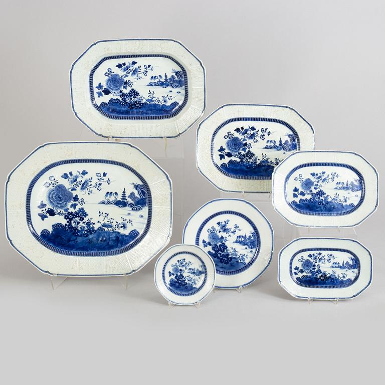 A 32 piece porcelain dinner service, China, Qianlong (1736-95).