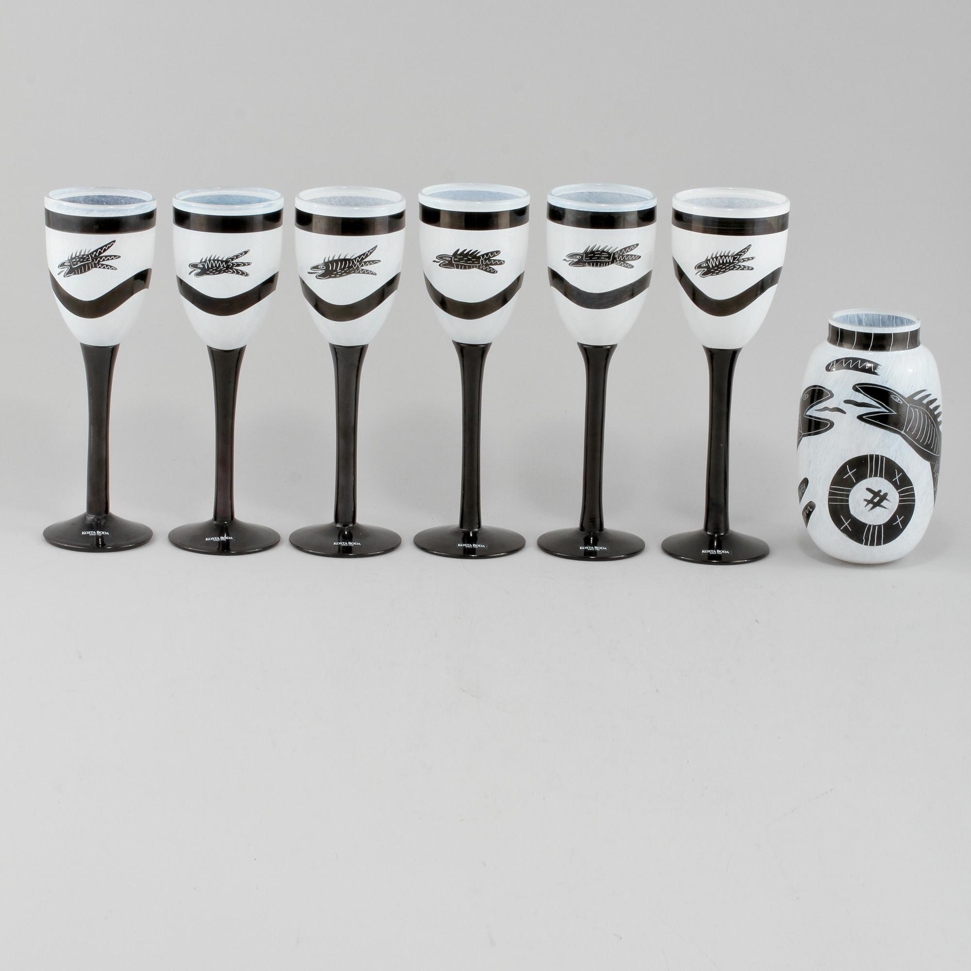 VINGLAS, 6 st, samt VAS, Ulrica Hydman-Vallien, Kosta Boda, signerade. 1900-talets senare del.