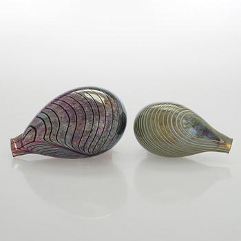 Oiva Toikka, Two glass birds, signed Oiva Toikka Nuutajärvi Notsjö, and O. Toikka Nuutajärvi.