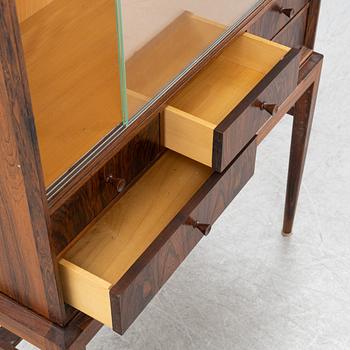 Svante Skogh, vitrinskåp, "Cortina", Seffle Möbelfabrik, formgivet omkring 1956.