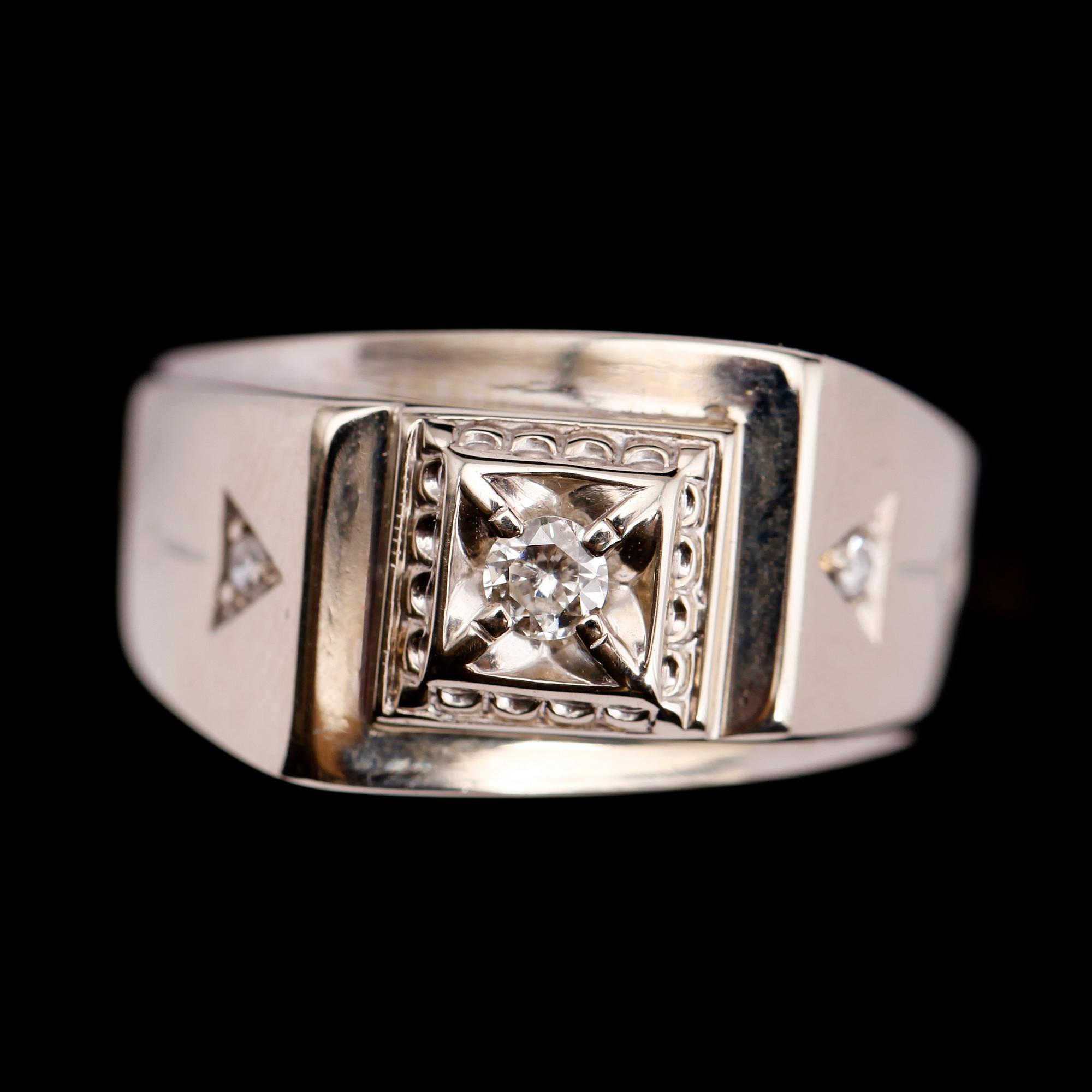 RING, 14 k vitguld med diamanter. Total vikt ca 7,25 gram.