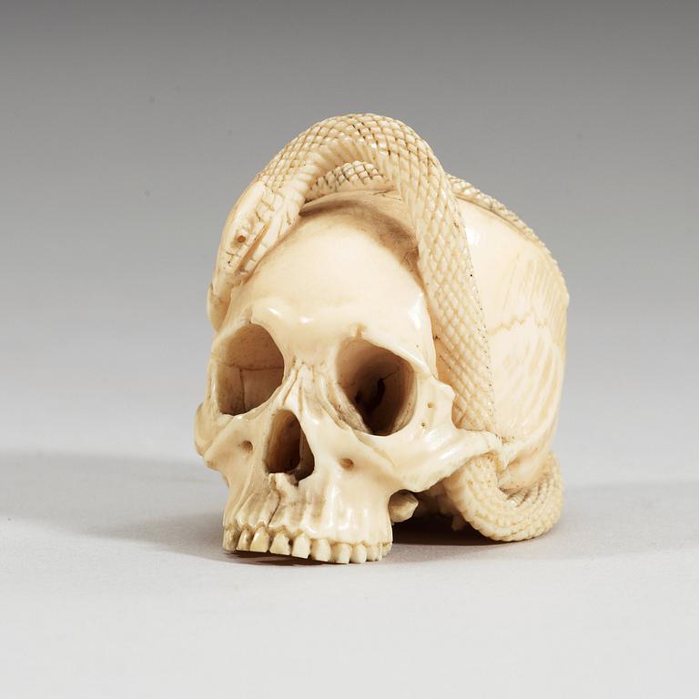 A Japanese ivory netsuke, Meiji period (1868-1912).