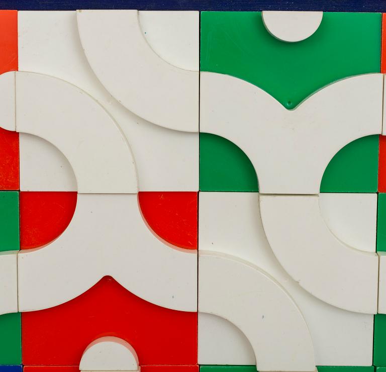 NICKE ROSÉN, 48 pusselbitar av plast, numrerade och signerade.