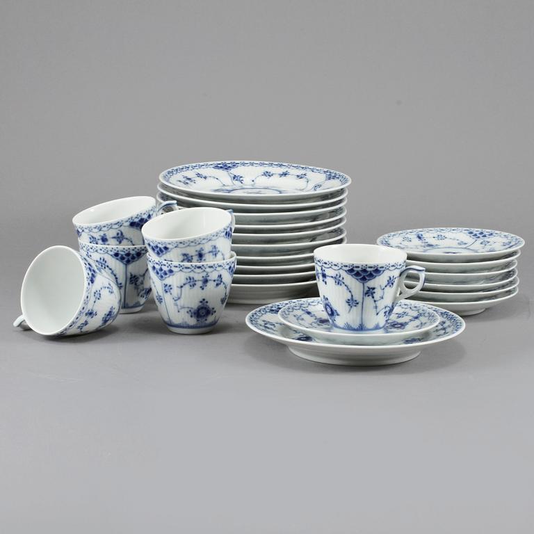 KAFFESERVISDELAR, 17 delar, porslin, "Musselmalet", Royal Copenhagen, 1900-talets andra hälft.