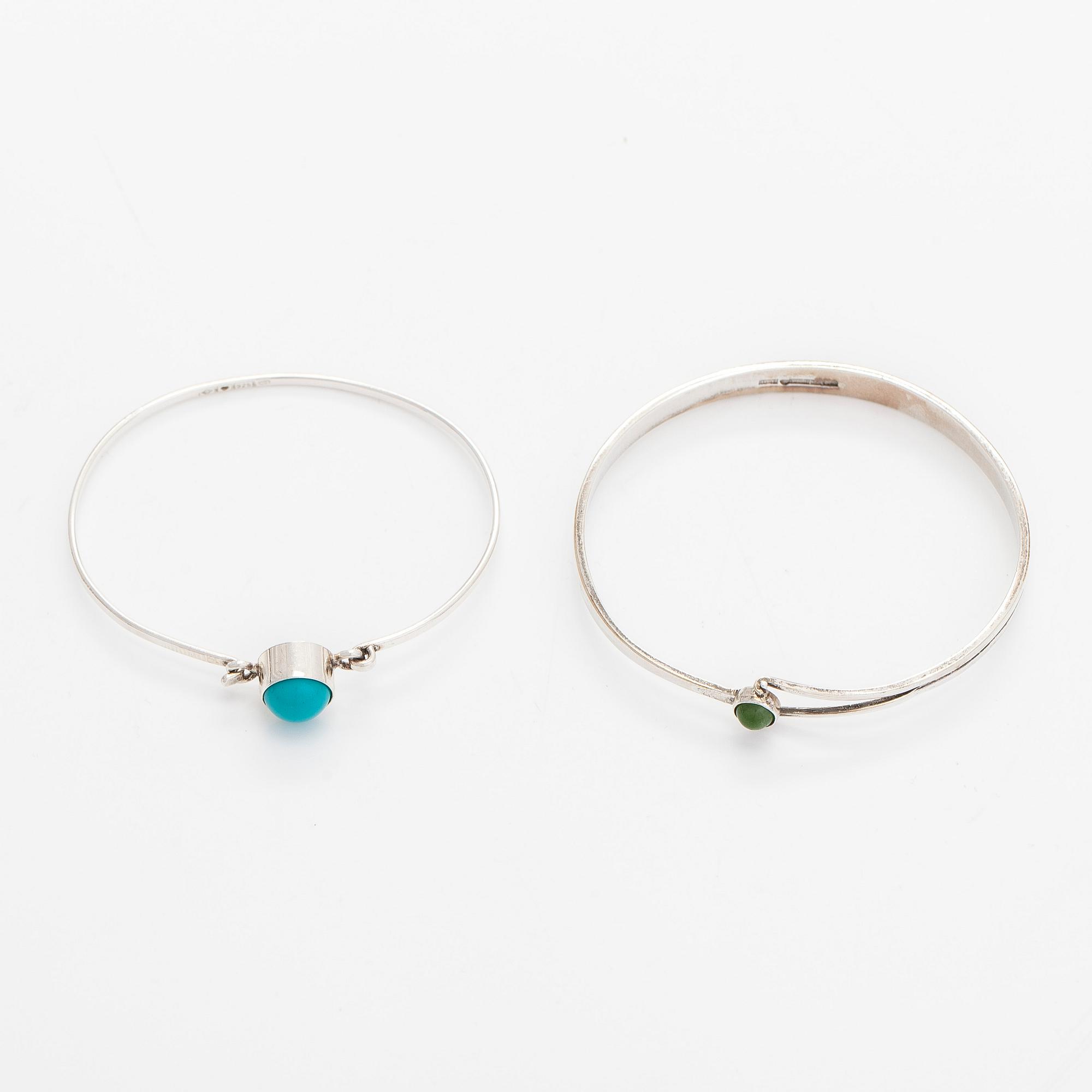 Rannekoruja, 2 kpl, sekä rintaneula, hopeaa ja värikiviä. Suomi 1958-1965.