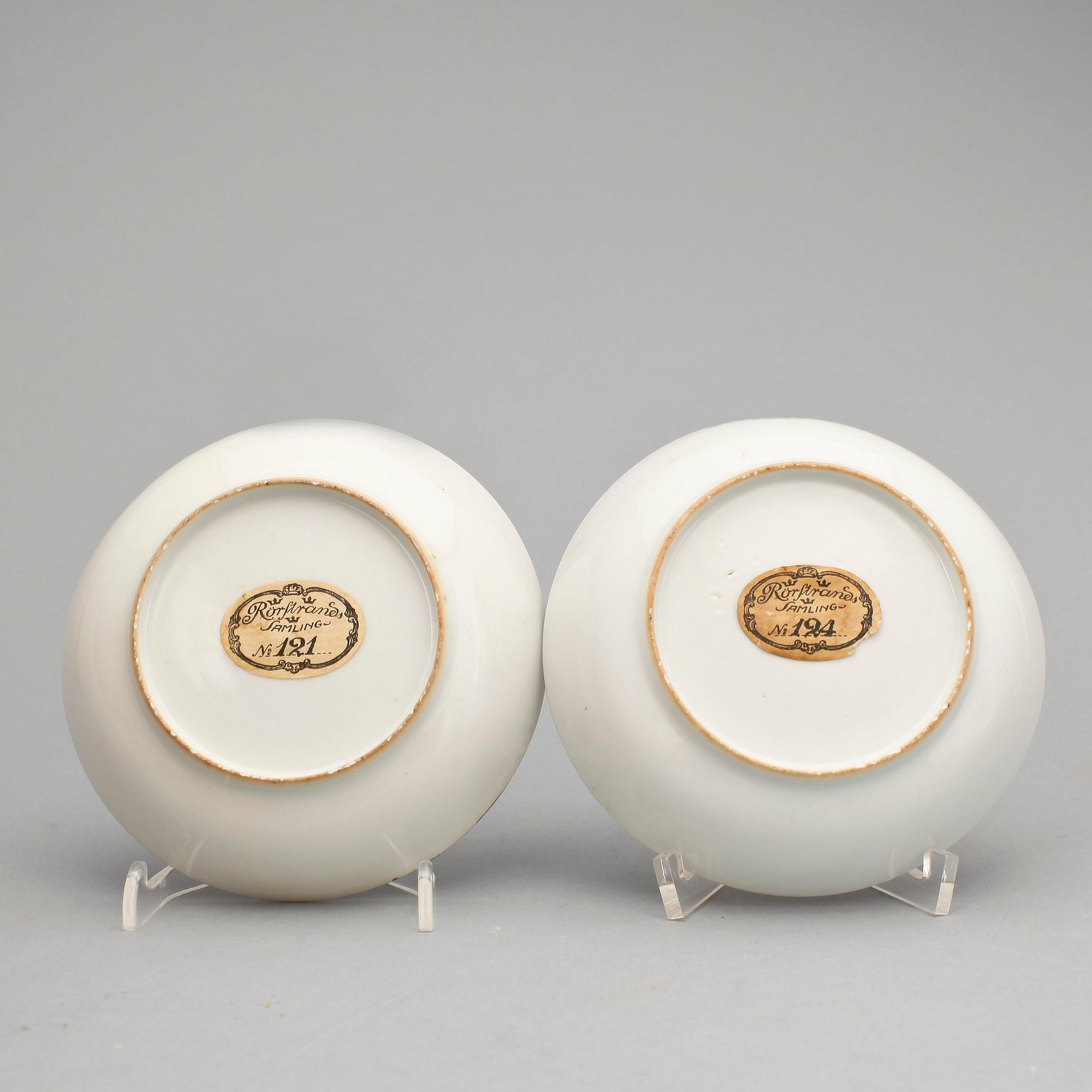 KOPPAR MED FAT, ett par, porslin, Qianlong (1736-95).