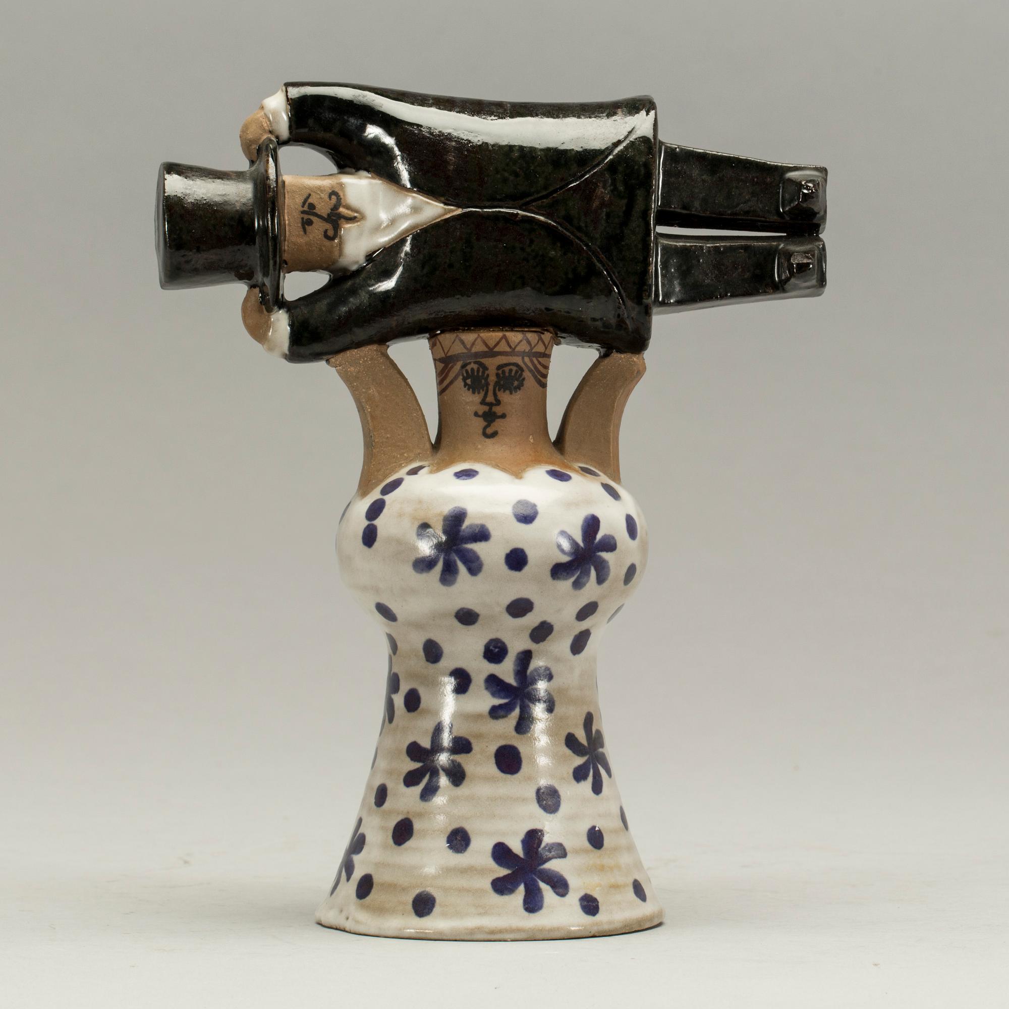 FIGUR, stengods, "Samhällsdebatten", Lisa Larson Gustavsberg.