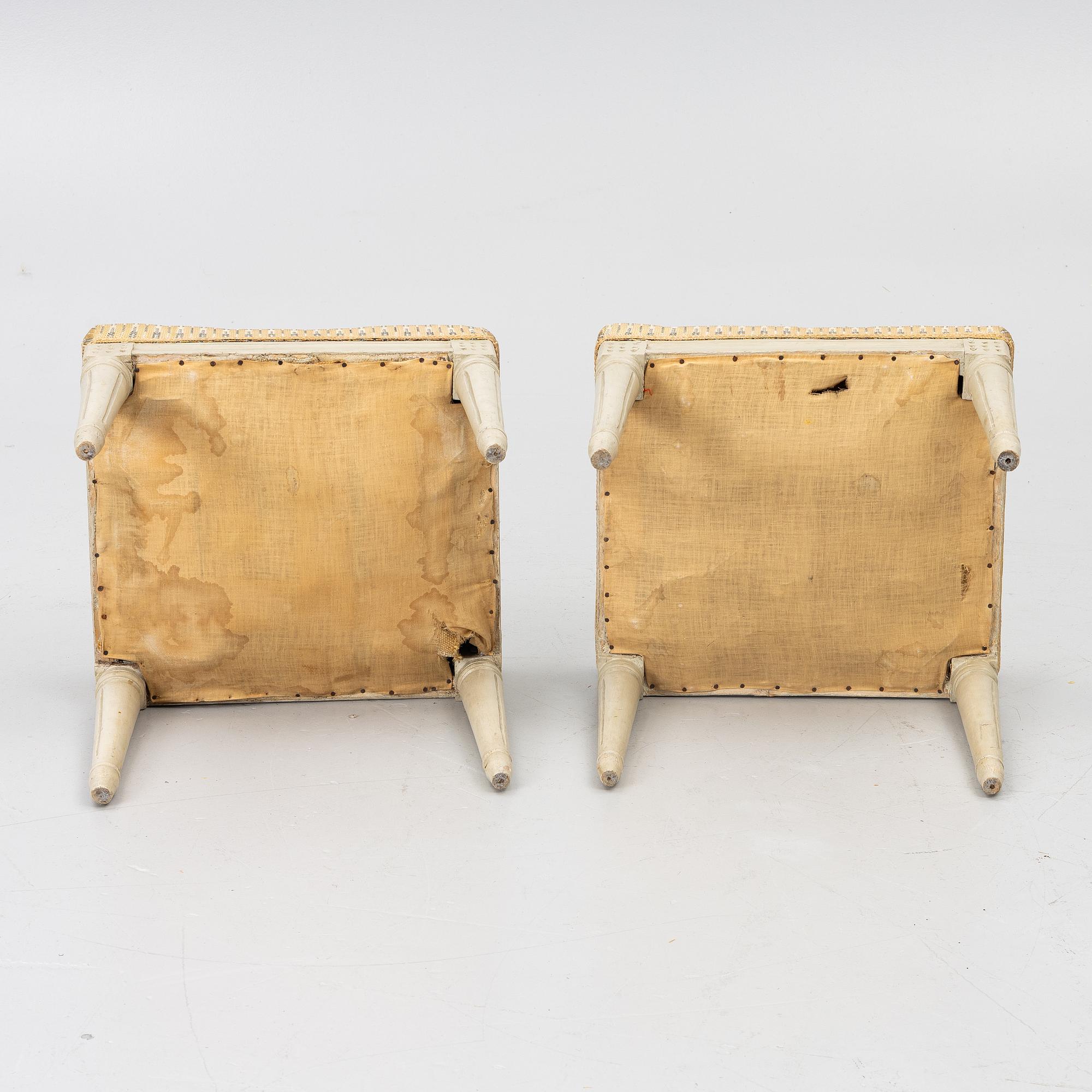 Taburetter, ett par, gustavianska, omkring 1800.