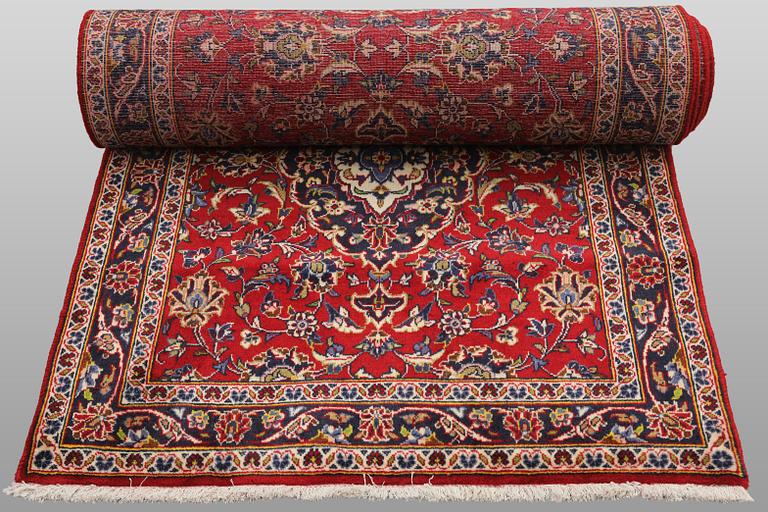 A Keshan runner carpet, 587 x 95 cm.