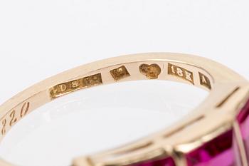 RING, guld med tre trappslipade rubiner, tot ca 1.30 ct. Gustaf Dahlgren, Malmö, 1951.